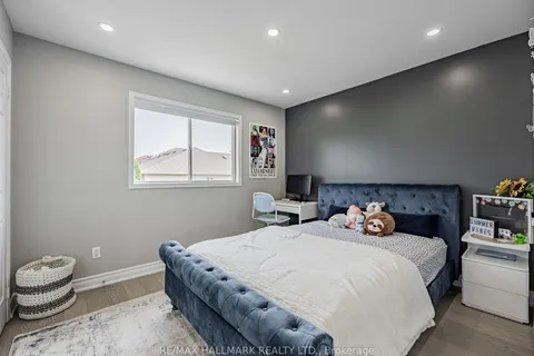 5 Gill Cres, Ajax, ON L1T 3Y9