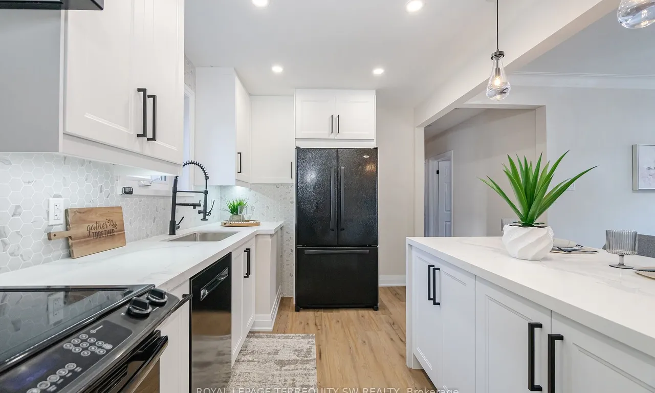 216 Flora Dr, Toronto, ON M1P 1A9