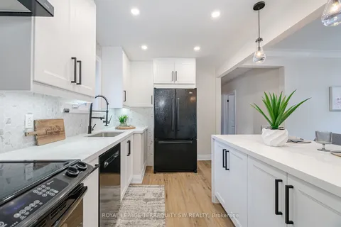 216 Flora Dr, Toronto, ON M1P 1A9
