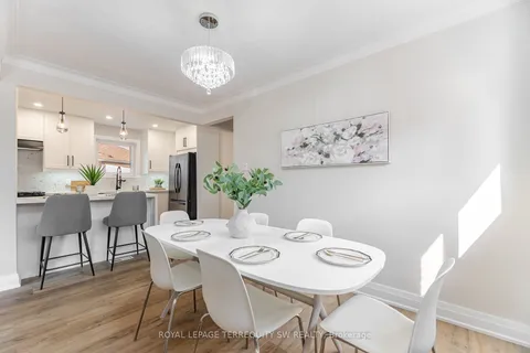 216 Flora Dr, Toronto, ON M1P 1A9