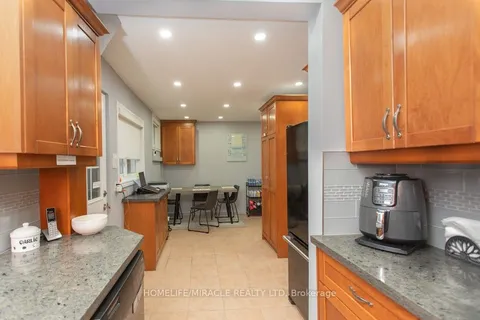 22 Botany Hill Rd, Toronto, ON M1G 3K3