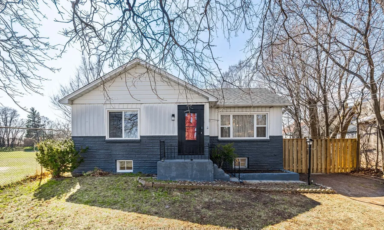 4075A Lawrence Ave, Toronto, ON M1E 2R6