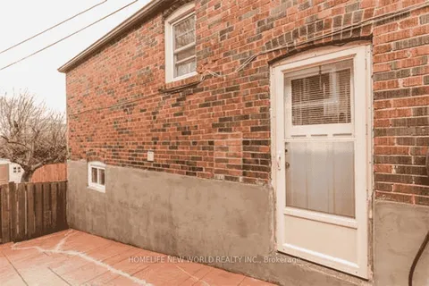 2421 Gerrard St, Toronto, ON M4E 2G1