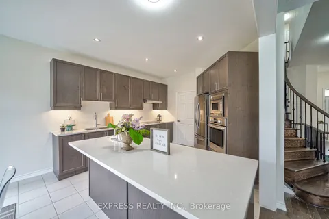 6 Morley Cres, Whitby, ON L1R 0P1