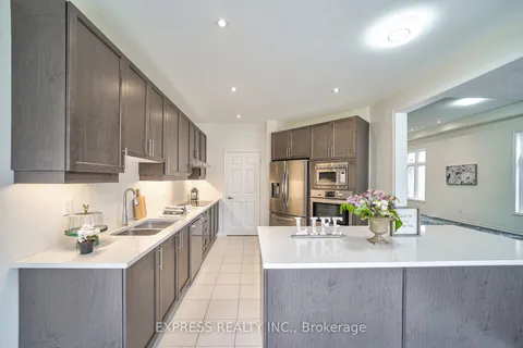 6 Morley Cres, Whitby, ON L1R 0P1