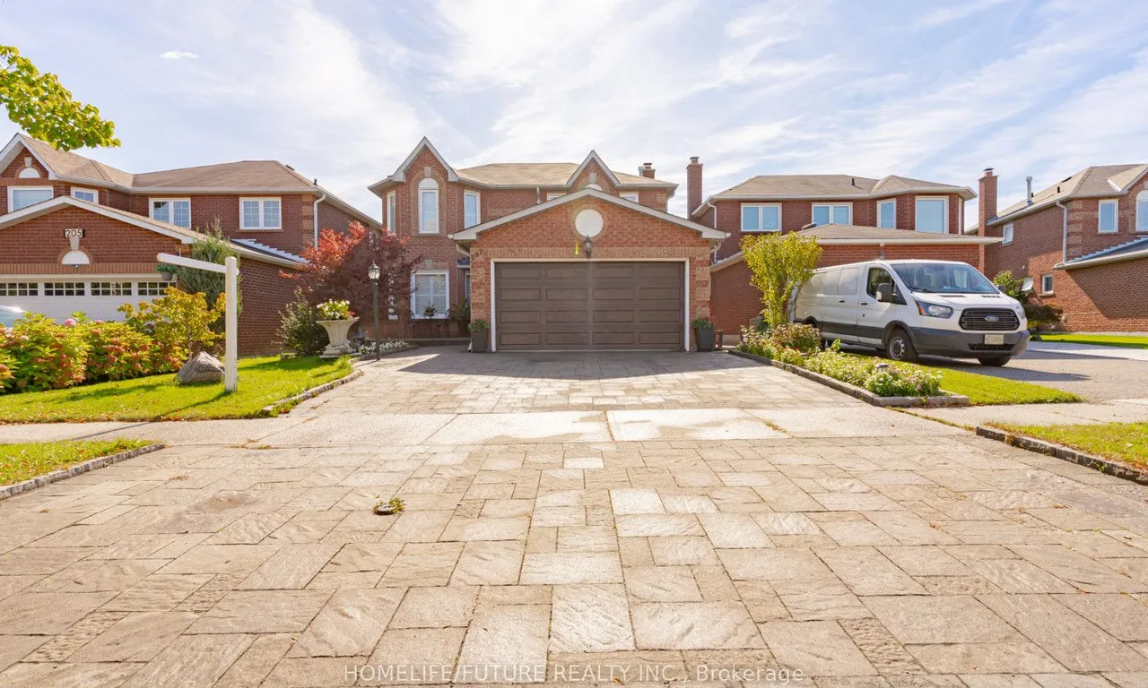 207 Mossbrook Sq, Pickering, ON L1V 6P8