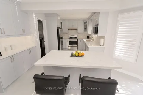 207 Mossbrook Sq, Pickering, ON L1V 6P8