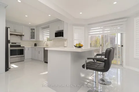 207 Mossbrook Sq, Pickering, ON L1V 6P8