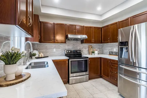 956 Ormond Dr, Oshawa, ON L1K 3C1