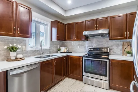 956 Ormond Dr, Oshawa, ON L1K 3C1