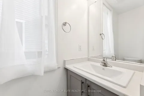 31 Caspian Sq, Clarington, ON L1C 3K5