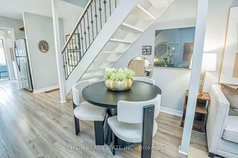 80 Curzon St, Toronto, ON M4M 3B4