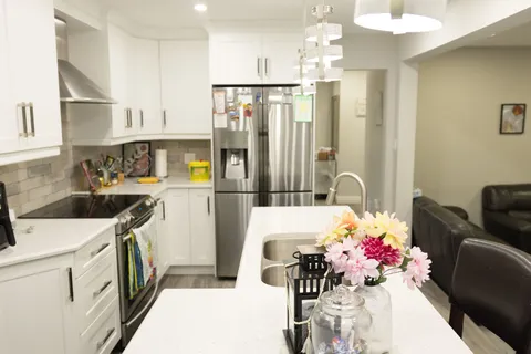 42 Coulton Crt, Whitby, ON L1N 7A9