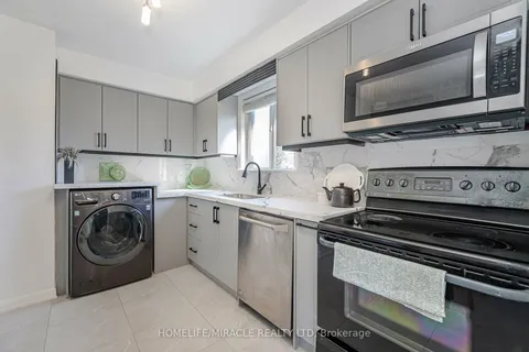 98 Nelson St, Toronto, ON M1J 2V5