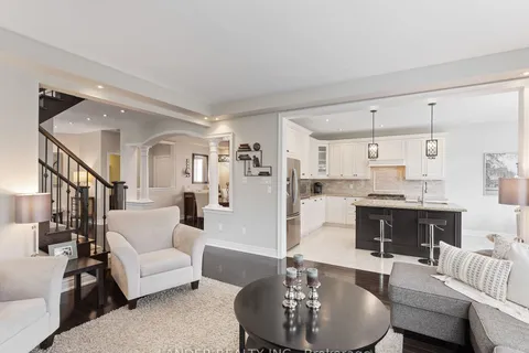 13 Coach Cres, Whitby, ON L1R 0K8