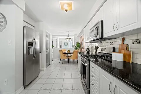 152 Richfield Sq, Clarington, ON L1E 3G3