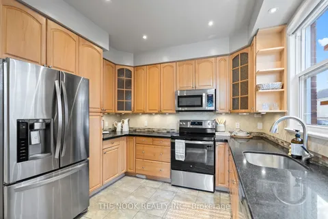 140 Agnes St, Oshawa, ON L1G 1V4