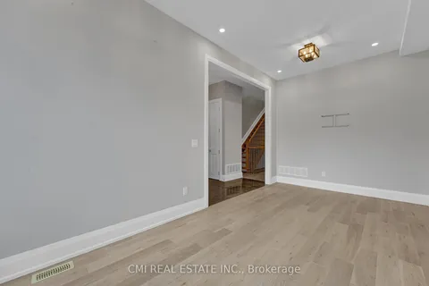 75 Kenilworth Ave, Toronto, ON M4L 3S4