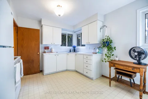307 Dover St, Oshawa, ON L1G 6G7