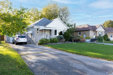 1022 Hortop St, Oshawa, ON L1G 4P5