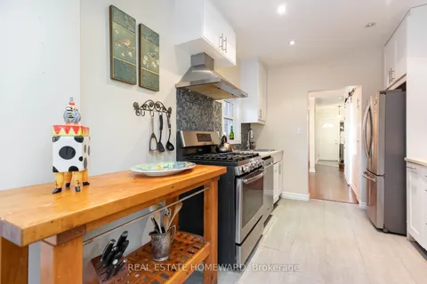 6 Balfour Ave, Toronto, ON M4C 1T5