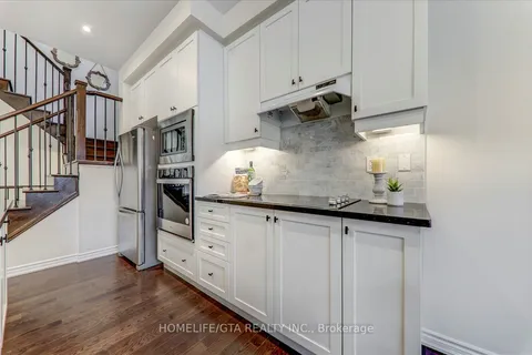 81 Mountainside Cres, Whitby, ON L1R 0P4