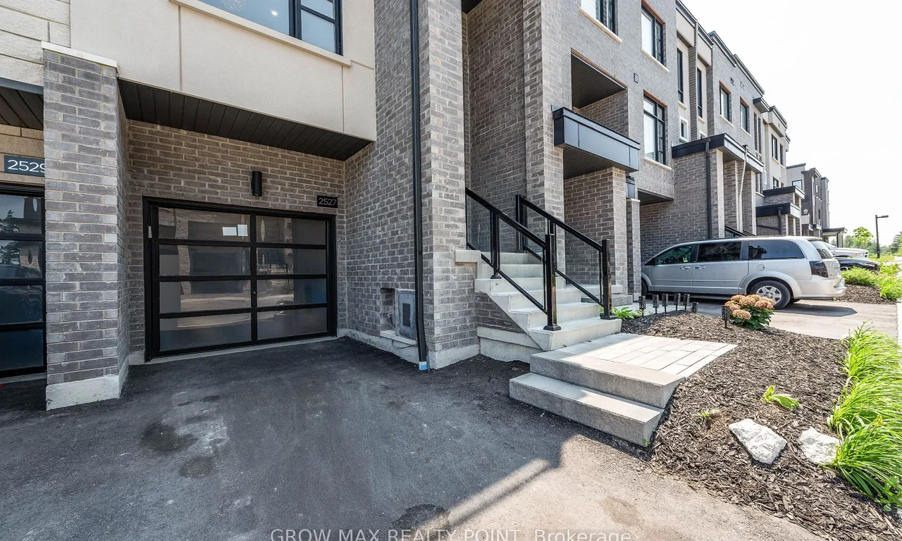 2527 Castlegate Crossing, Pickering, ON L1X 0H8