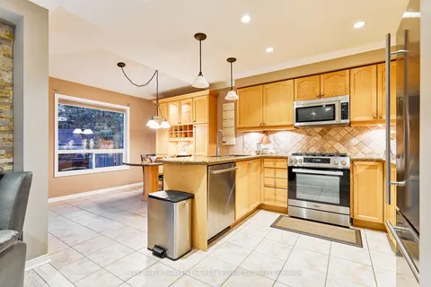 33 Lonsdale Crt, Whitby, ON L1P 1R8