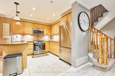 33 Lonsdale Crt, Whitby, ON L1P 1R8