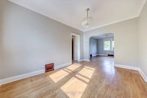 707 King St, Oshawa, ON L1J 2L2