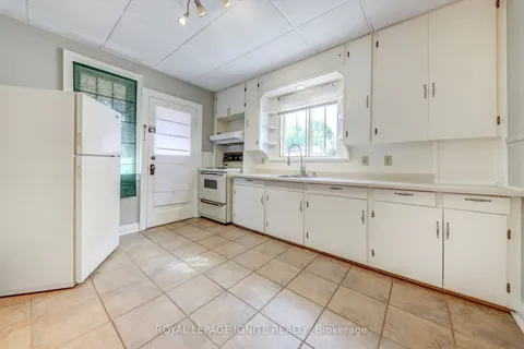 707 King St, Oshawa, ON L1J 2L2