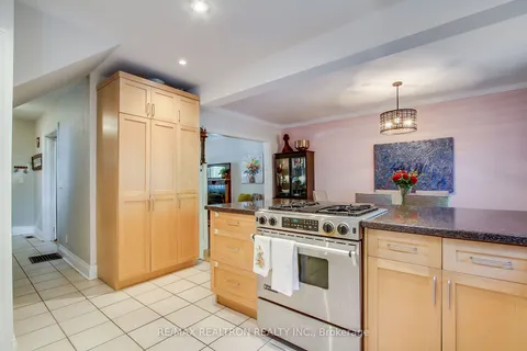 9 Herbert Ave, Toronto, ON M4L 3P8