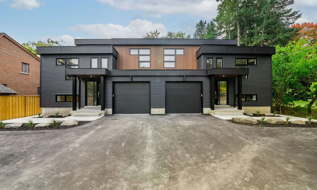 919 Dundas St, Whitby, ON L1N 2N8