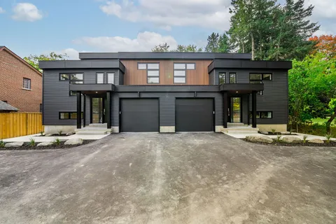 919 Dundas St, Whitby, ON L1N 2N8