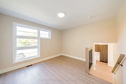 919 Dundas St, Whitby, ON L1N 2N8