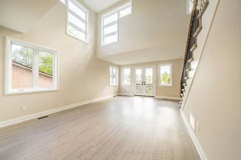 919 Dundas St, Whitby, ON L1N 2N8