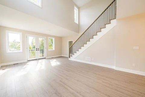 919 Dundas St, Whitby, ON L1N 2N8
