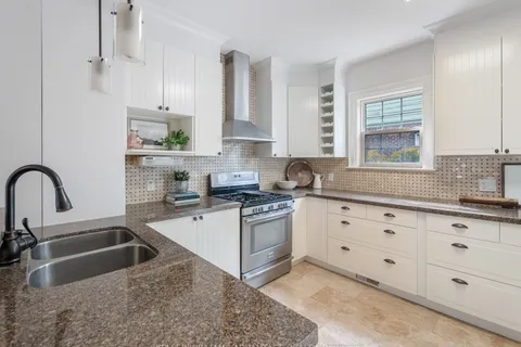 122 Rainsford Rd, Toronto, ON M4L 3N9