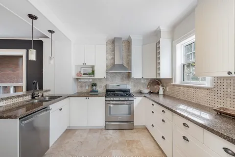 122 Rainsford Rd, Toronto, ON M4L 3N9