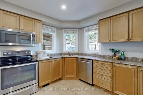 381 Niagara Dr, Oshawa, ON L1G 8C6