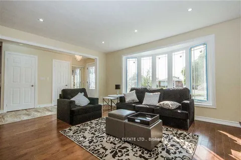 52 Peace Dr, Toronto, ON M1G 2V4