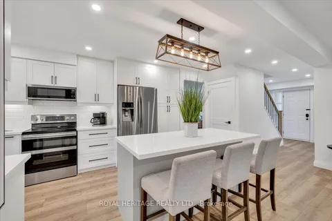 879 Sorrento Ave, Oshawa, ON L1J 6V6