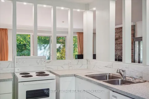 27 Bendale Blvd, Toronto, ON M1J 2B1