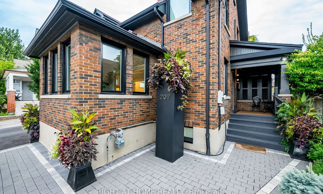 207 Dearborn Ave, Oshawa, ON L1G 4Z3