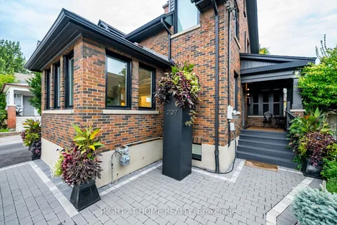 207 Dearborn Ave, Oshawa, ON L1G 4Z3