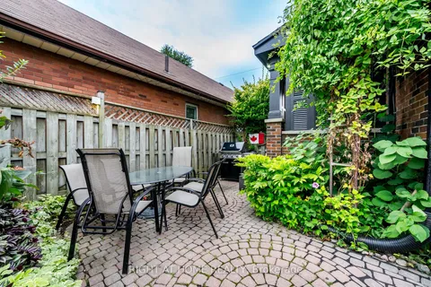 207 Dearborn Ave, Oshawa, ON L1G 4Z3