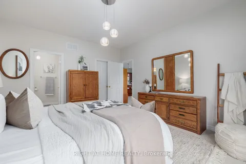 10 Hinkley Tr, Clarington, ON L1B 1P4