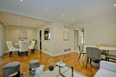 60 Tooklea Cres, Toronto, ON M1S 4C1