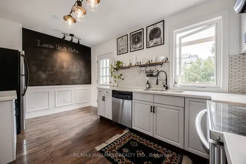 1154 Woodbine Ave, Toronto, ON M4C 4C9