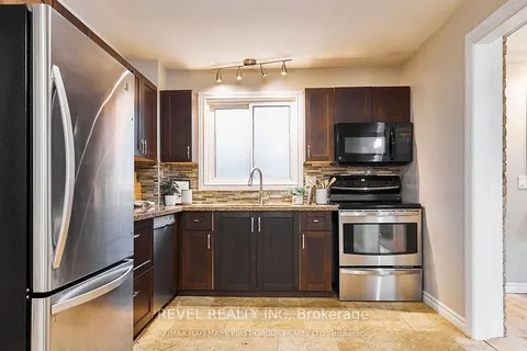 201 Eastlawn St, Oshawa, ON L1H 8J2